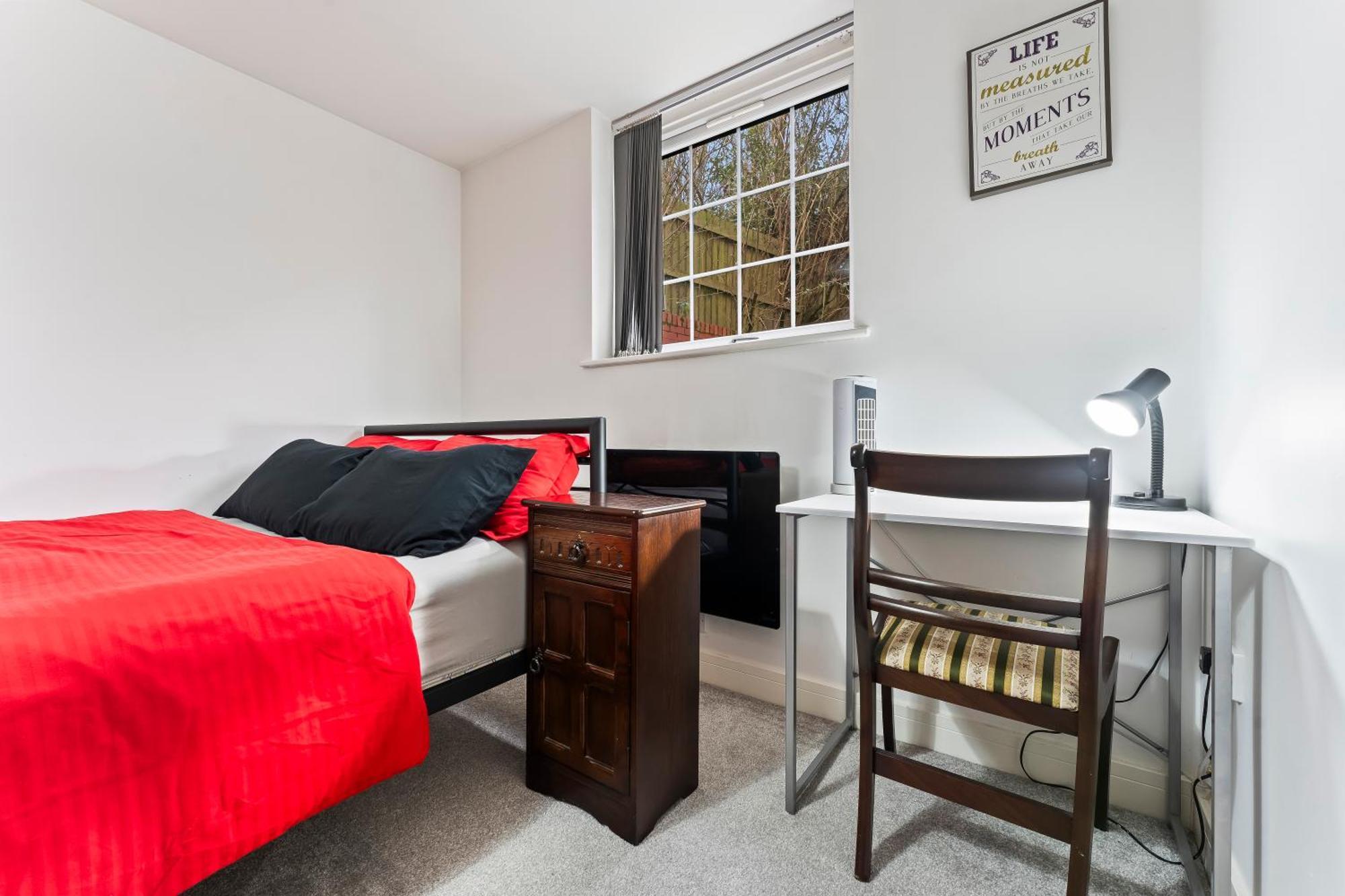 Bloom Court -sleeps 4-free Parking With Workstation & High-speed Wifi Apartment Birmingham