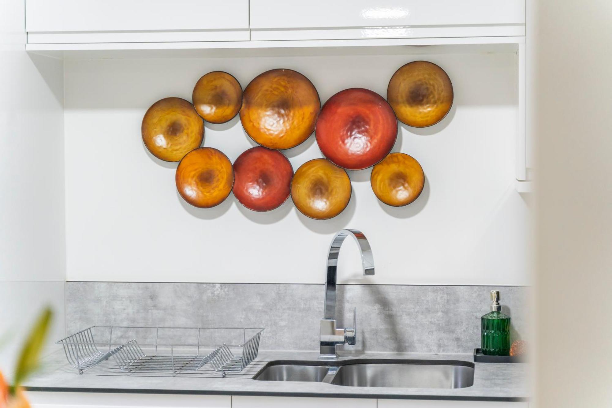 Bloom Court -sleeps 4-free Parking With Workstation & High-speed Wifi Apartment