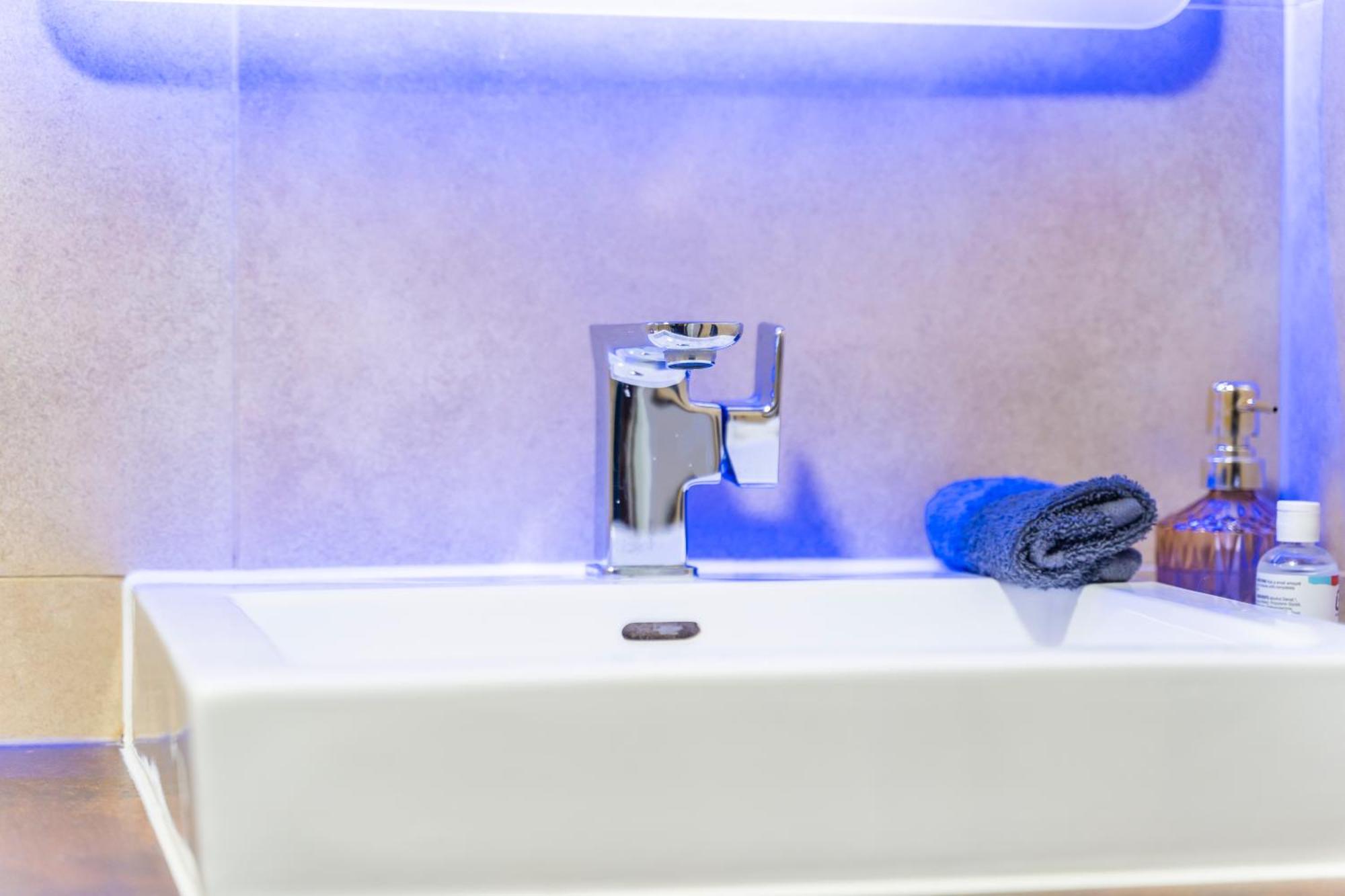 Bloom Court -sleeps 4-free Parking With Workstation & High-speed Wifi Apartment *