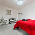 Bloom Court -Sleeps 4-Free Parking With Workstation & High-Speed Wifi