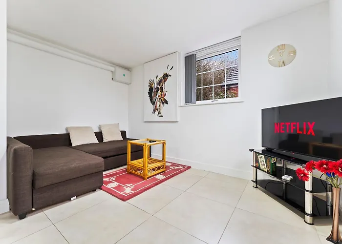 Bloom Court -Sleeps 4-Free Parking With Workstation & High-Speed Wifi