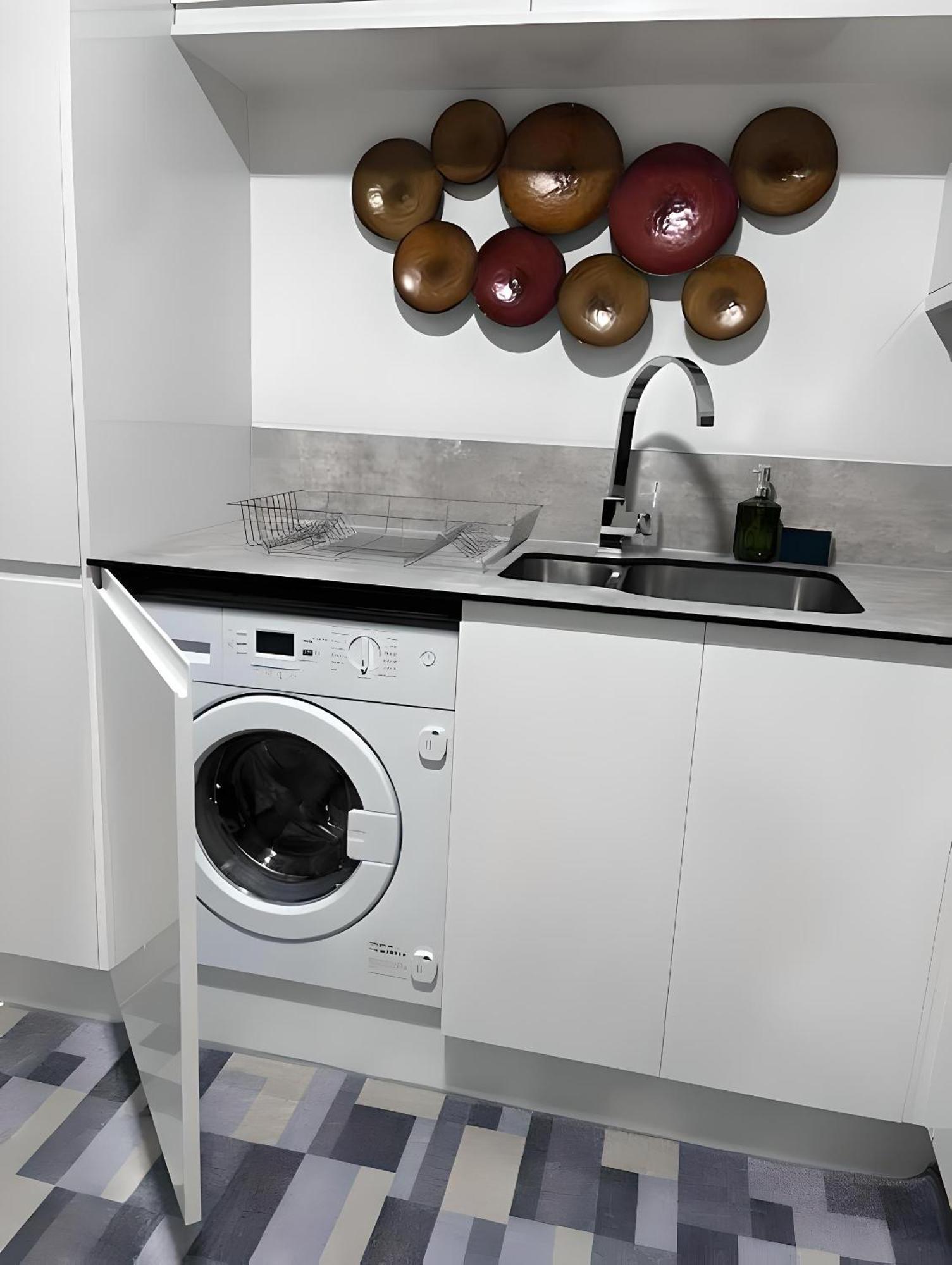Bloom Court -sleeps 4-free Parking With Workstation & High-speed Wifi Apartment *