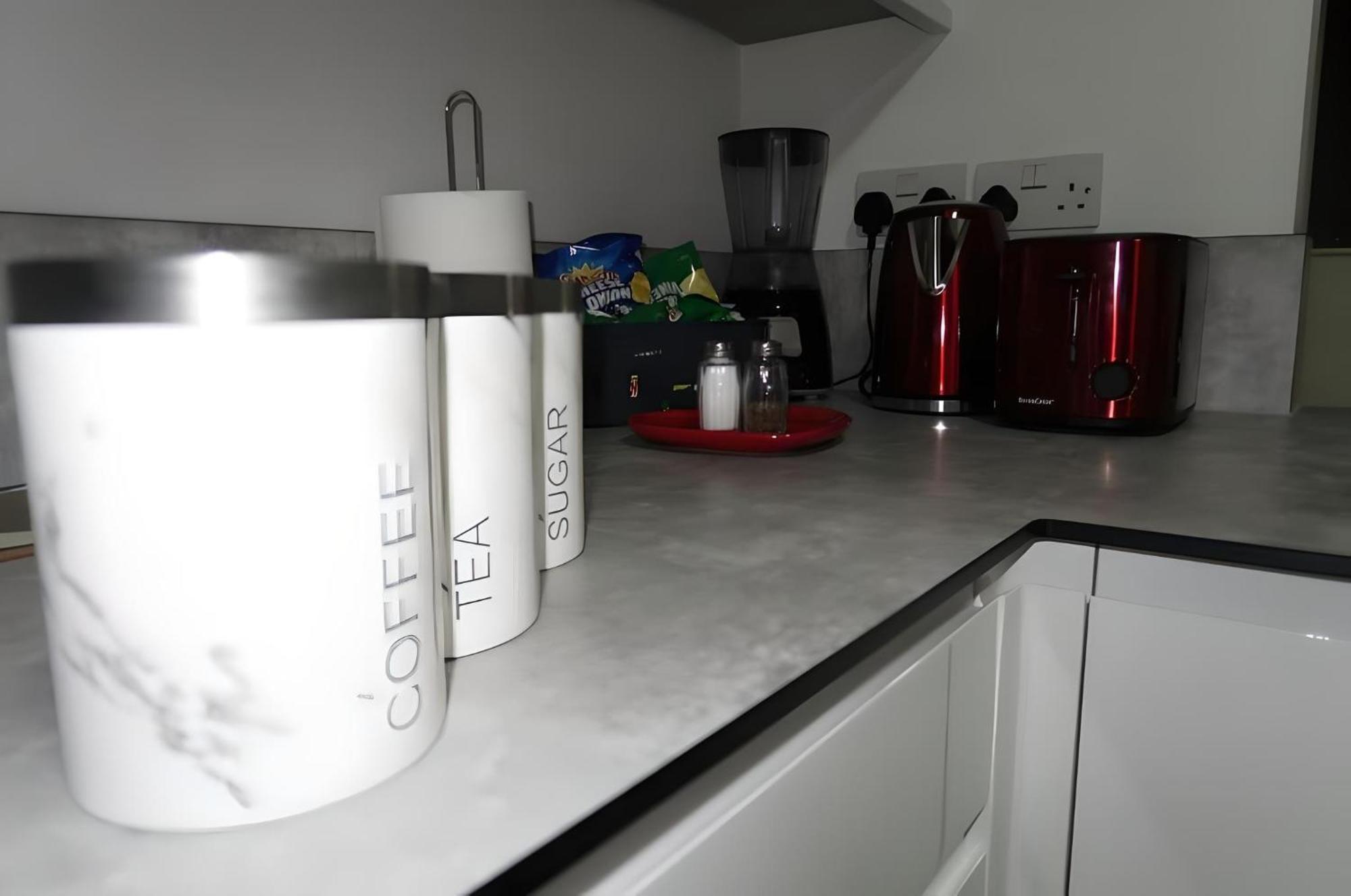 Apartment Bloom Court -sleeps 4-free Parking With Workstation & High-speed Wifi *