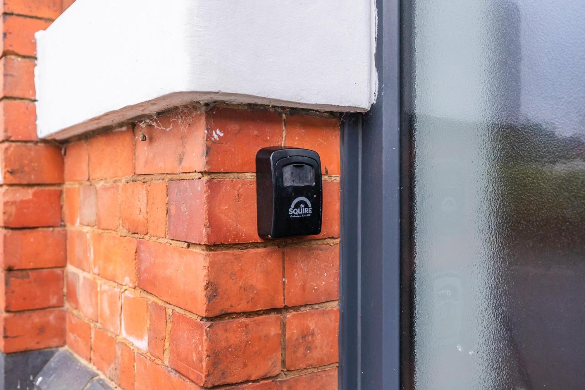 Bloom Court -sleeps 4-free Parking With Workstation & High-speed Wifi Apartment *