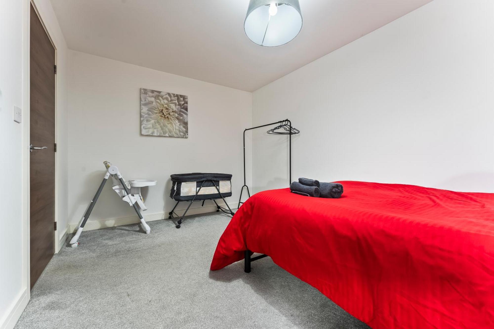 Apartment Bloom Court -sleeps 4-free Parking With Workstation & High-speed Wifi *