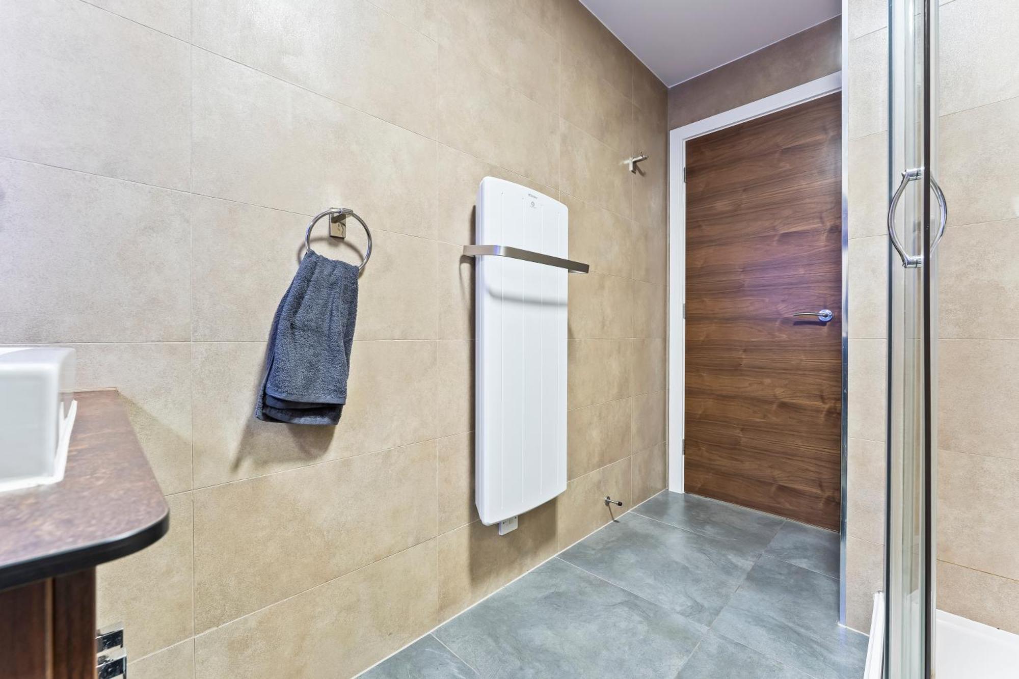 Bloom Court -sleeps 4-free Parking With Workstation & High-speed Wifi Apartment *