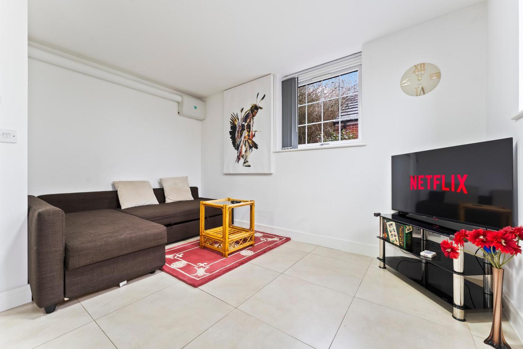 Bloom Court -sleeps 4-free Parking With Workstation & High-speed Wifi