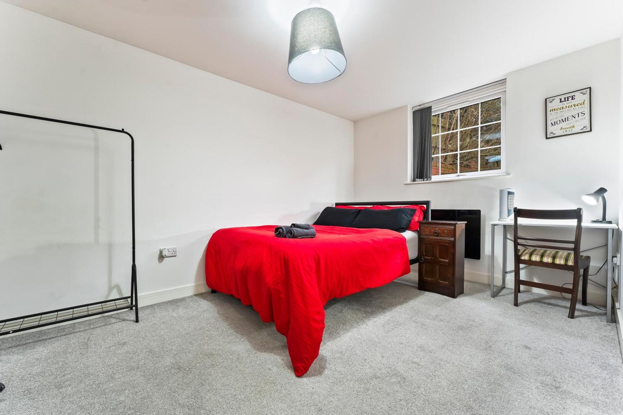 Bloom Court -sleeps 4-free Parking With Workstation & High-speed Wifi Apartment