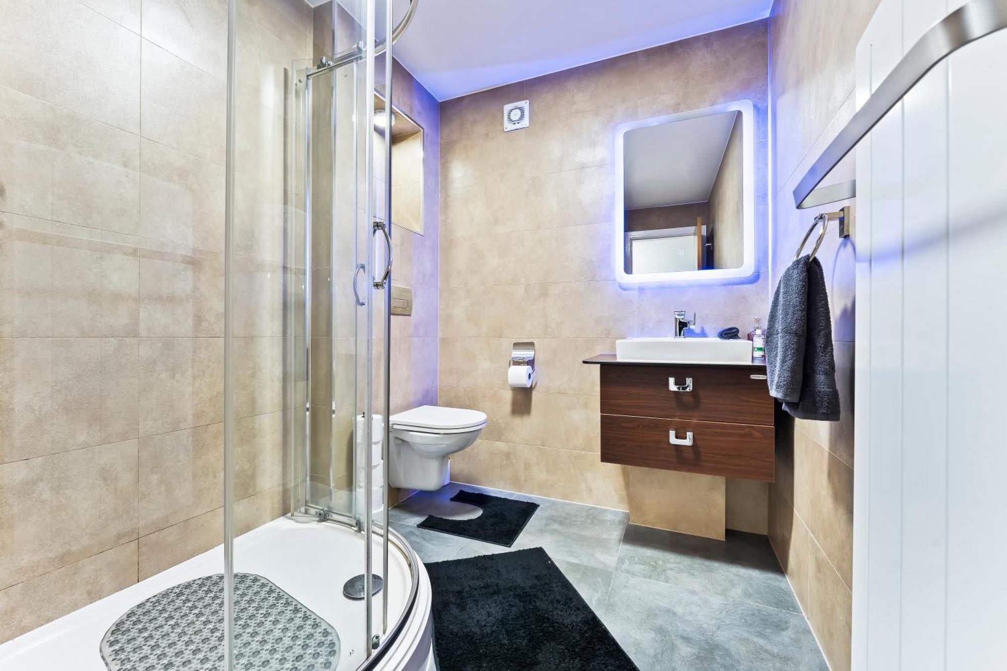 Bloom Court -sleeps 4-free Parking With Workstation & High-speed Wifi Apartment *