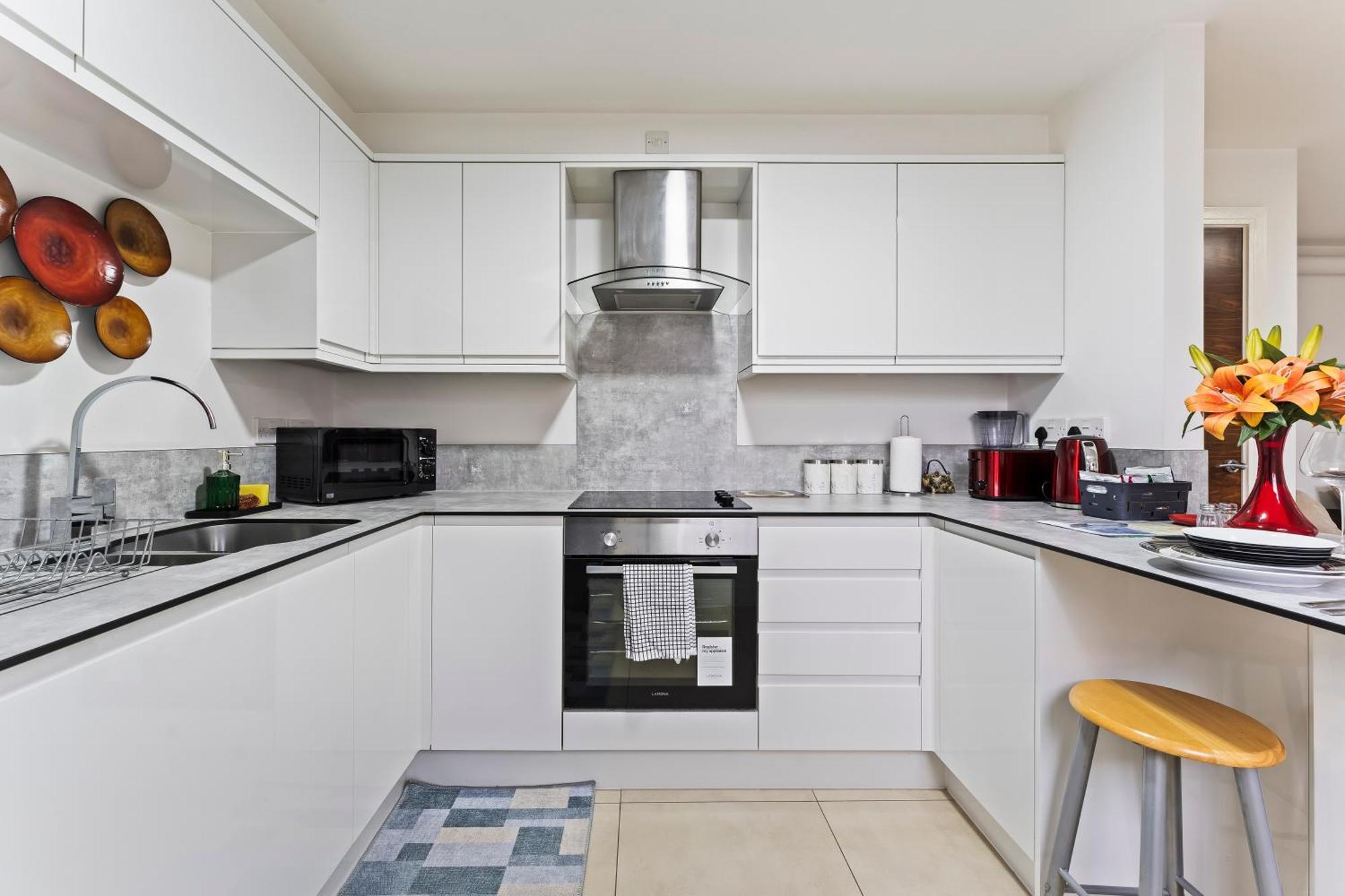 Bloom Court -sleeps 4-free Parking With Workstation & High-speed Wifi Apartment