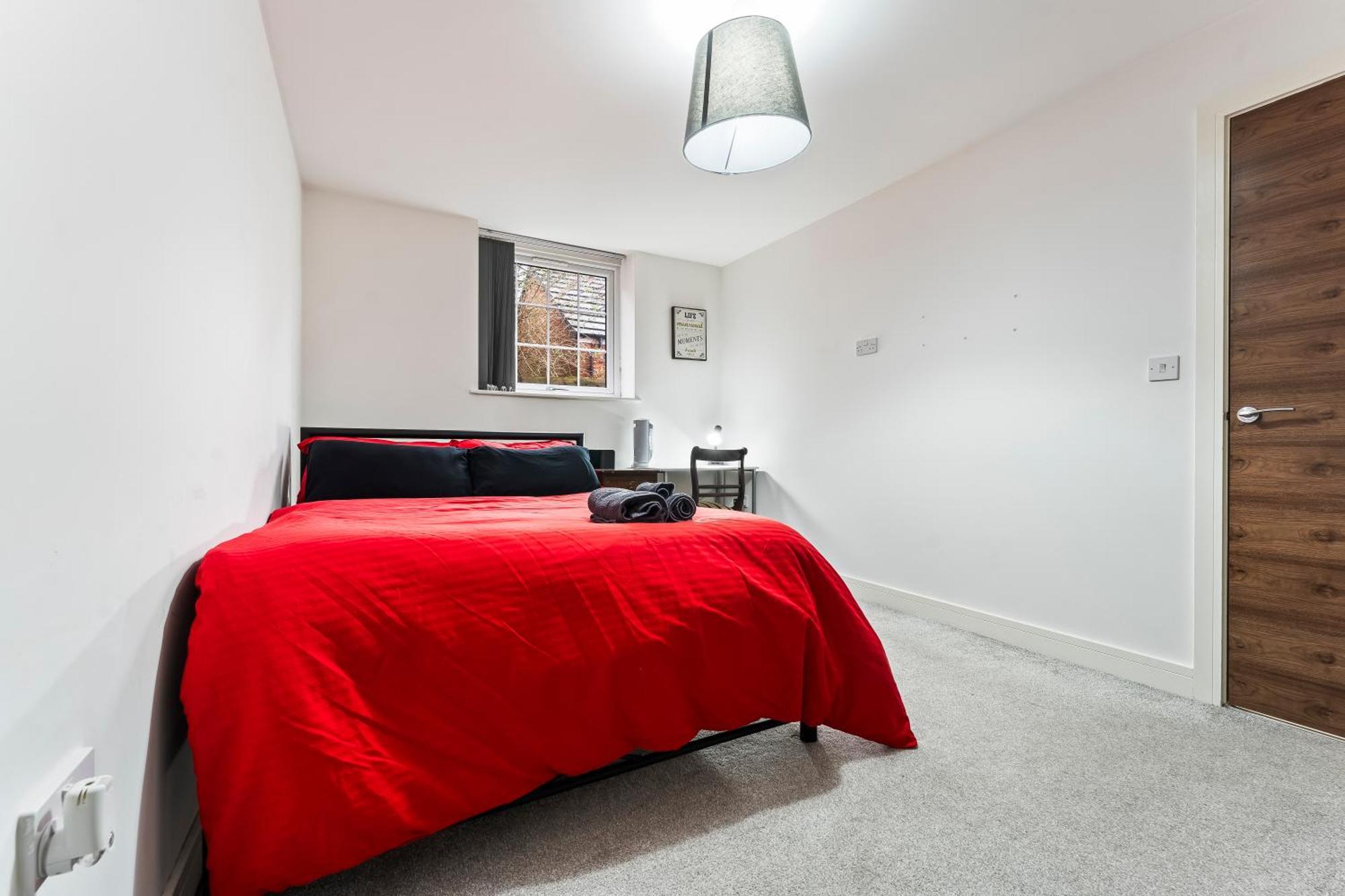 Apartment Bloom Court -sleeps 4-free Parking With Workstation & High-speed Wifi