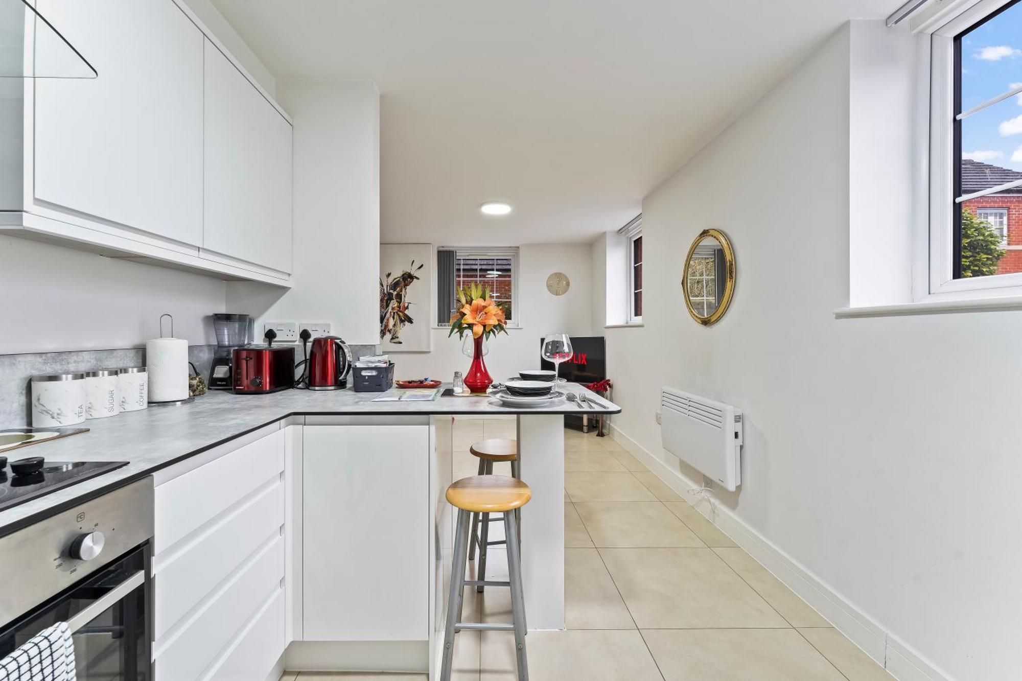 Apartment Bloom Court -sleeps 4-free Parking With Workstation & High-speed Wifi *