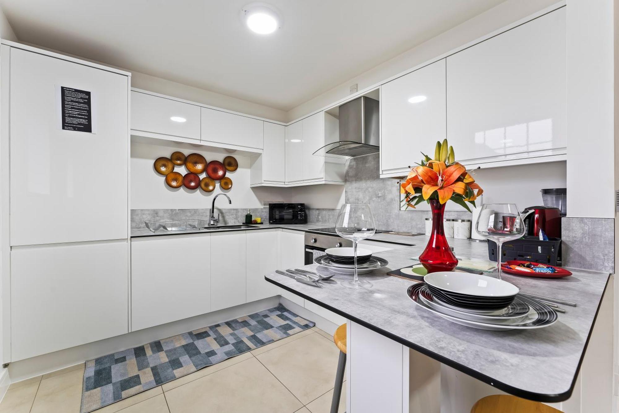 Apartment Bloom Court -sleeps 4-free Parking With Workstation & High-speed Wifi *