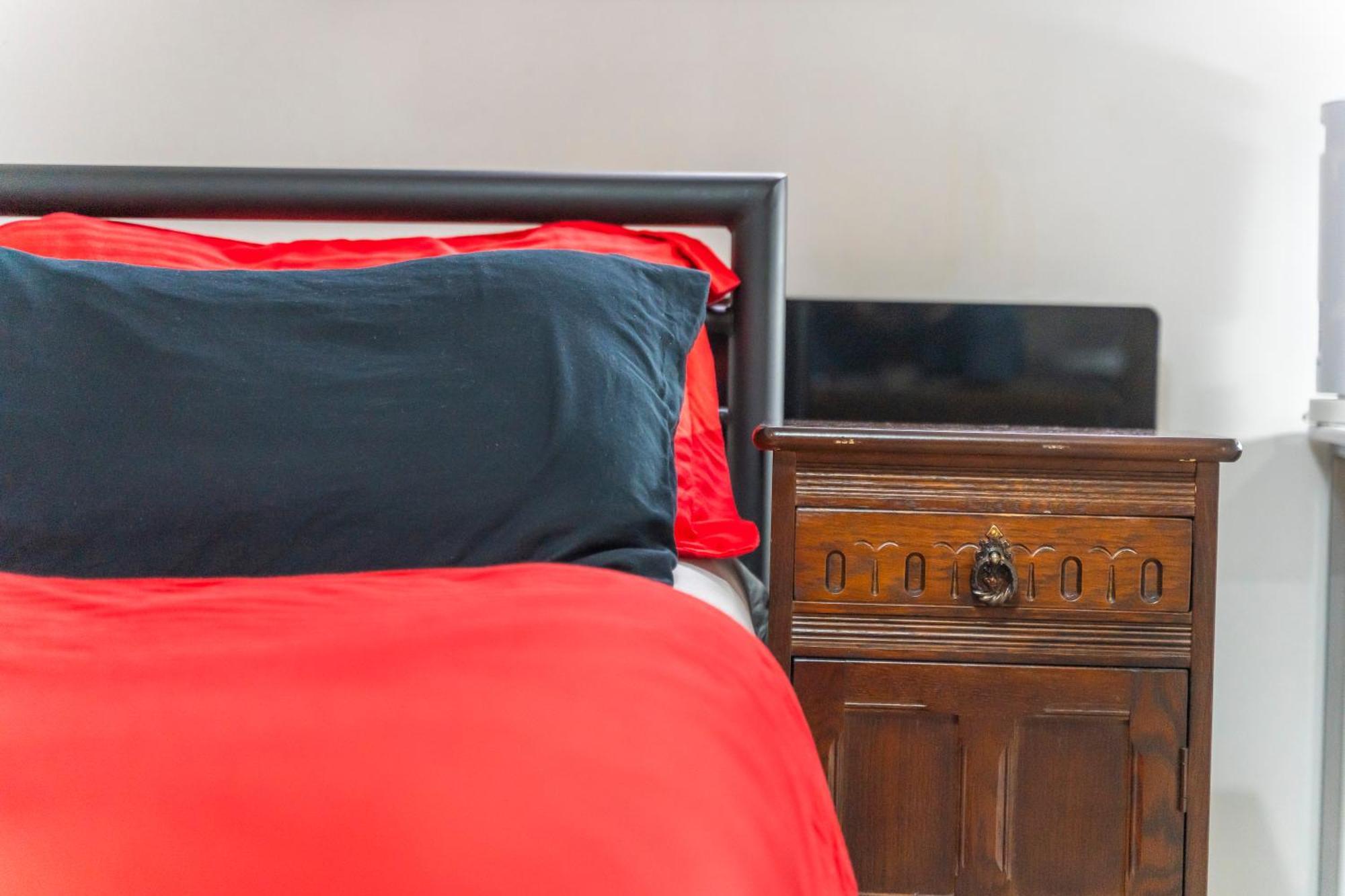 Bloom Court -sleeps 4-free Parking With Workstation & High-speed Wifi
