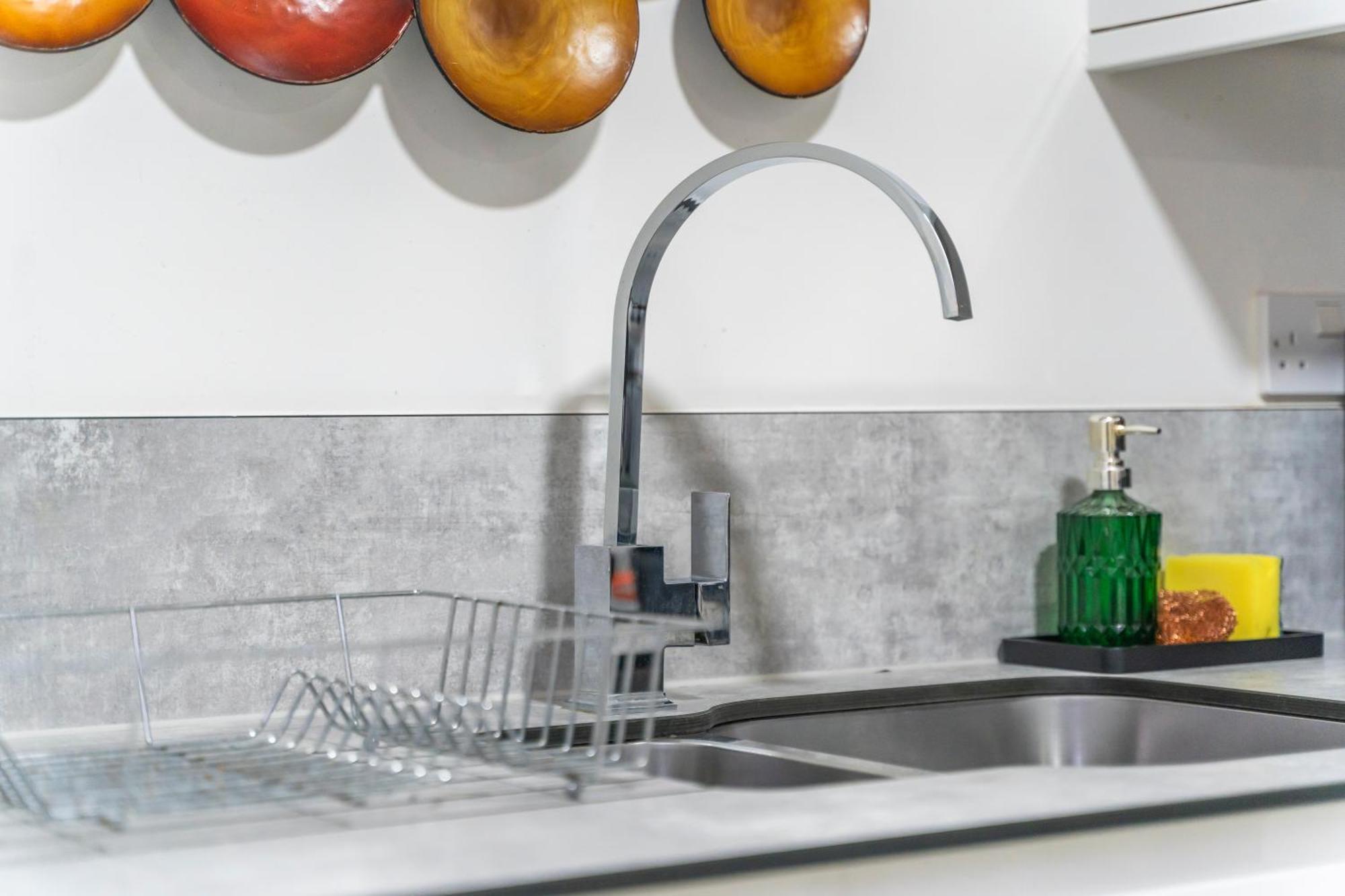 Apartment Bloom Court -sleeps 4-free Parking With Workstation & High-speed Wifi *